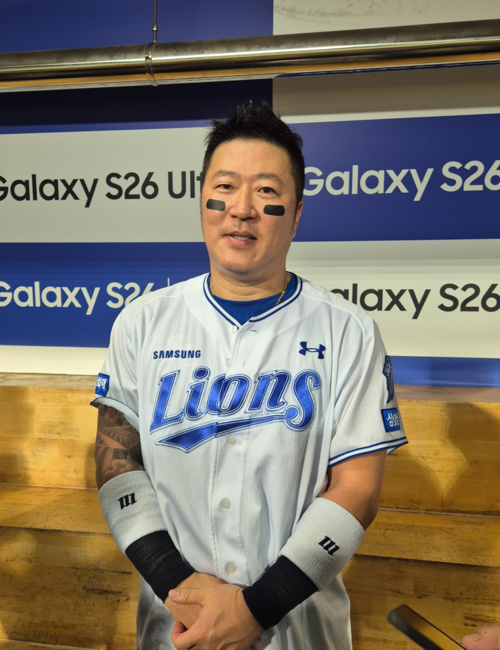 지난 7일 대구삼성라이온즈파크에서 열린 삼성과 LG 경기 종료 후 3루 더그아웃에서 취재진과 마주한 최형우가 인터뷰를 진행하고 있다.<임훈기자 hoony@yeongnam.com>
