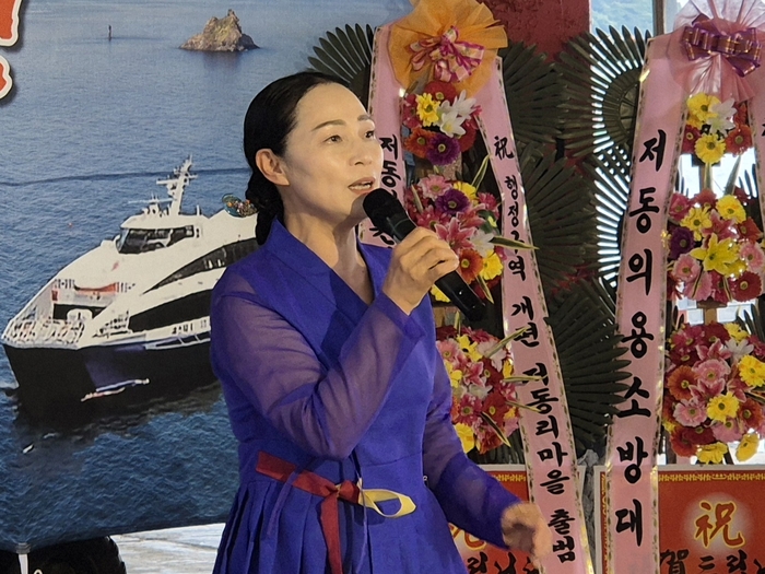 최근 울릉도 지역 행사장에서 황효숙 명창이 울릉도 아리랑을 열창하고 있다. <홍준기 기자>