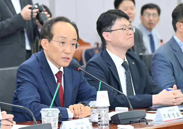 추경호 대구시장이 9일 국회에서 열린 민선9기 첫 대구시-지역 국회의원 예산정책협의회에서 통합신공항 국가사업 전환과 TK행정통합 등 지역 핵심 현안에 대해 설명하고 있다.<대구시 제공>