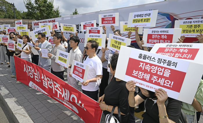 10일 오전 대구 북구 대구시청 산격청사에서 열린 홈플러스 성서점 입점 점주 기자회견에서 점주들이 대구시에 지원 대책 마련을 촉구하고 있다. 점주들은 홈플러스의 파산으로 퇴점을 우려한다며 새로운 운영 주체가 선정될 경우 입점 상인의 계약 승계와 영업권 보장을 요구하는 연명 탄원서를 제출했다.
이윤호기자 yoonhohi@yeongnam.com