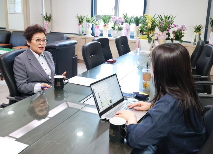 9일 유성자 대구 중구의회 의장이 의장실에서 의정활동 구상에 대해 이야기하고 있다. <중구의회 제공>