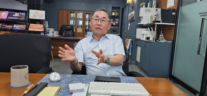 전해명 고령군 철인3종 협회장이 2026 고령군수배 대가야 전국 철인3종 대회에  대한 설명을 하고 있다. <석현철 기자>