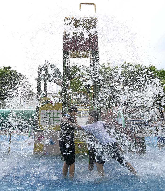11일 한때 경북 경산 하양읍의 기온이 40 ℃에 육박하는 등 대구경북 전역에 무더위가 기승을 부리고 있다. 대구 수성구 신매공원 물놀이장을 찾은 어린이들이 물놀이를 하며 더위를 식히고 있다. <영남일보DB>