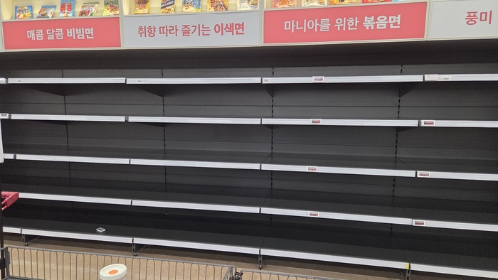 난 11일 대구 홈플러스 칠곡점 라면 코너. 상품이 모두 빠져 진열대가 비어 있다. 독자 제공.