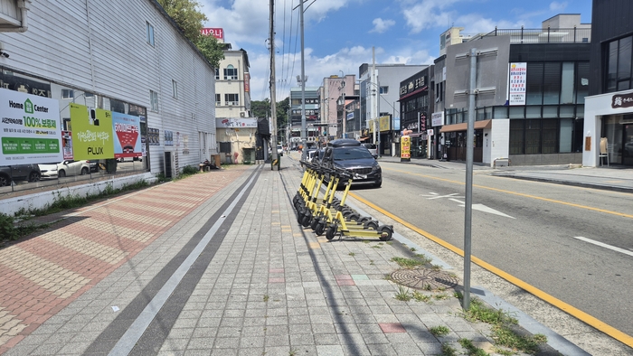 12일 낮 최고기온이 36.4℃까지 오르며 국내 첫 폭염 중대경보가 내려진 경북 경산 하양읍 시가지가 한산한 모습을 보이고 있다.