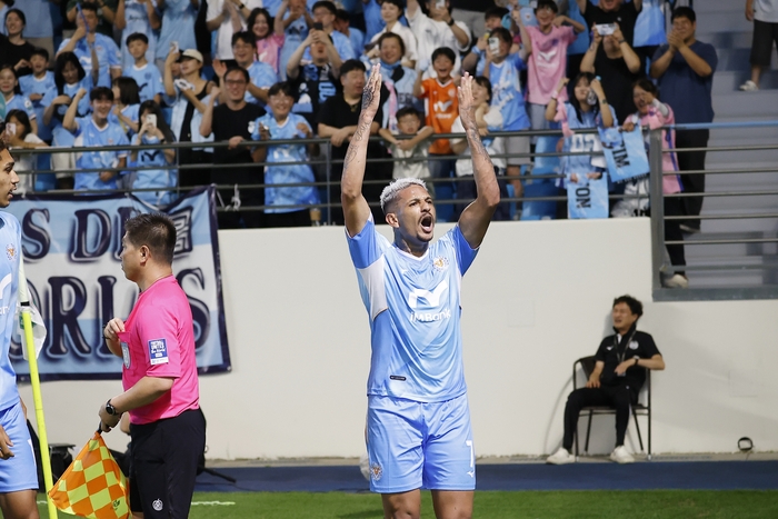 지난 11일 대구iM뱅크PARK에서 열린 성남FC와의 홈경기에서 데뷔골이자 역전 결승골을 넣은 대구FC의 단레이가 기뻐하고 있다. <대구FC 제공>