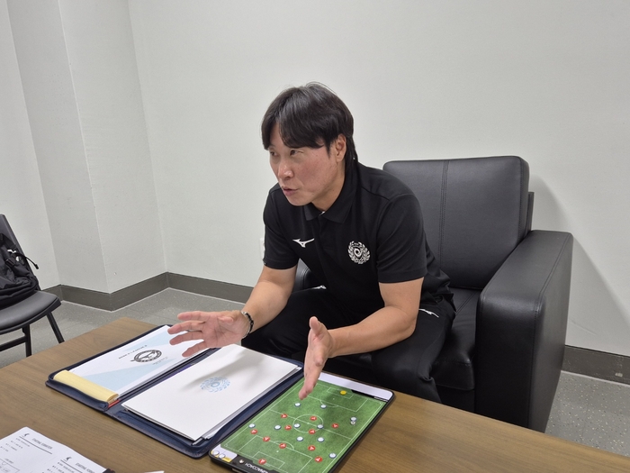 대구FC 최성용 감독이 11일 성남FC와의 홈경기 전 취재진과 만나 이날 경기 선발진과 경기 구상에 대해 설명하고 있다. 노진실 기자