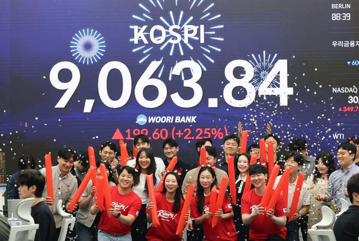지난달 18일 코스피가 사상 처음으로 종가 기준 9,000선을 돌파하며 장을 마감하자 서울 중구 우리은행 본점 딜링룸에서 직원들이 축하 세리머니를 하고 있다. 연합뉴스