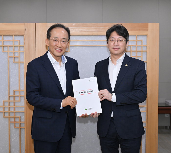 추경호 대구시장(왼쪽)이 홍지선 국토교통부 제2차관과 면담한 뒤 공공기관 2차 이전과 지역 맞춤형 주택정책 등 대구시 건의사항을 전달하며 기념촬영을 하고 있다.<대구시 제공>