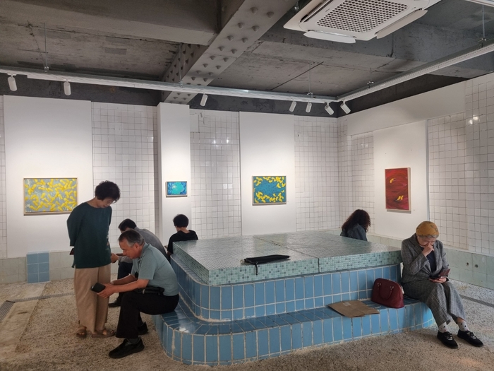박경희 화가 초대전 생동하는 숨이 열리고 있는 안계미술관은 옛 대중목욕탕을 리모델링한 미술관으로, 과거 목욕시설 흔적이 그대로 남아 있다. 천윤자 시민기자