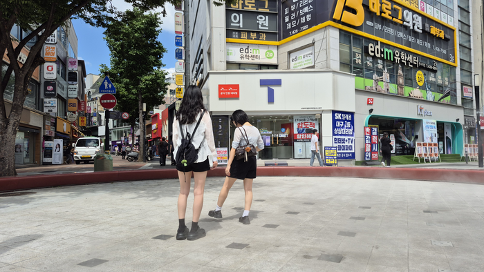 13일 오후 2시30분 대구 중구 중앙파출소삼거리에 설치된 바닥미스트 위에서 시민들이 더위를 식히고 있다. 조윤화 기자