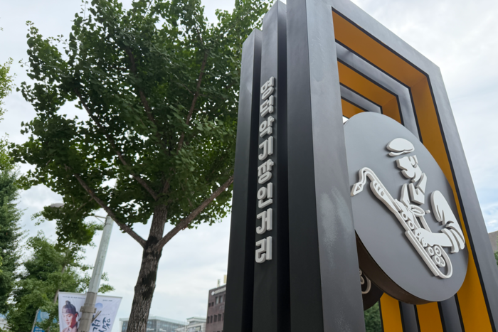 대구 중앙대로 일원에 조성된 지역의 유일한 악기거리는 40여 년간 명맥을 이어오고 있다. 사진은 그 악기거리 일부에 조성된 명덕악기장인거리의 조형물. 정수민기자 jsmean@yeongnam.com
