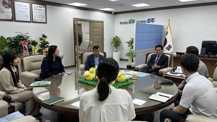 성주군이 지난 10일 성주군청 군수실에서 캄보디아 노동직업훈련부 관계자들과 간담회 를 가지고 있다. <성주군 제공>