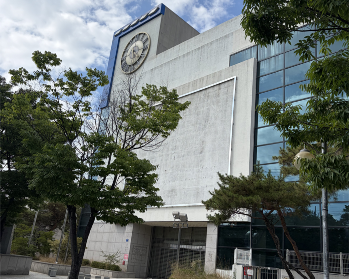 13일 오후 2시쯤 방문한 홈플러스 동촌점. 문 닫은 지 5개월이 넘으면서 유동인구가 줄고 한산한 거리를 보였다. 이남영기자 lny0104@yeongnam.com