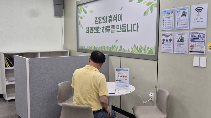 13일 오후 1시 대구 수성구 도시철도 2호선 범어역 지하 3층 대구 이동노동자쉼터에서 배달라이더 김영수씨가 무더위를 피해 휴식을 취하고 있다. 조윤화 기자