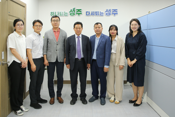 성주군이 지난 10일 성주군청 군수실에서 캄보디아 노동직업훈련부 관계자들과 간담회 후 기념사진을 촬영하고 있다. <성주군 제공>