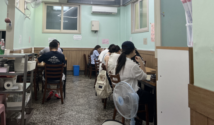 지난 12일 오전 10시50분 부산안면옥 내부. 영업 시작까지 10분 남짓 남았지만 이미 오픈런 손님들이 자리를 잡았다.  홍예원 수습기자 llo1o@yeongnam.com