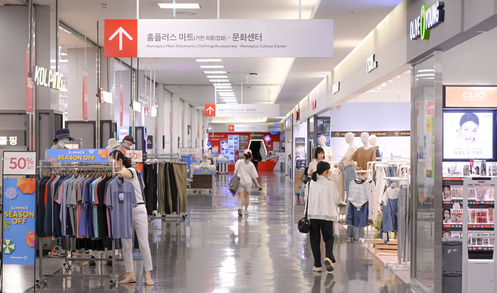 14일 대구 달서구 홈플러스 성서점 임대매장에서 시민들이 쇼핑을 하고 있다. 홈플러스가 사실상 파산 수순에 들어가면서 마트는 영업을 중단했지만 임대매장들은 정상 영업을 이어가며 대구시에 기존 입점업체의 영업권 보장과 실질적인 지원 대책 마련을 요구하고 있다.
이현덕기자 lhd@yeongnam.com