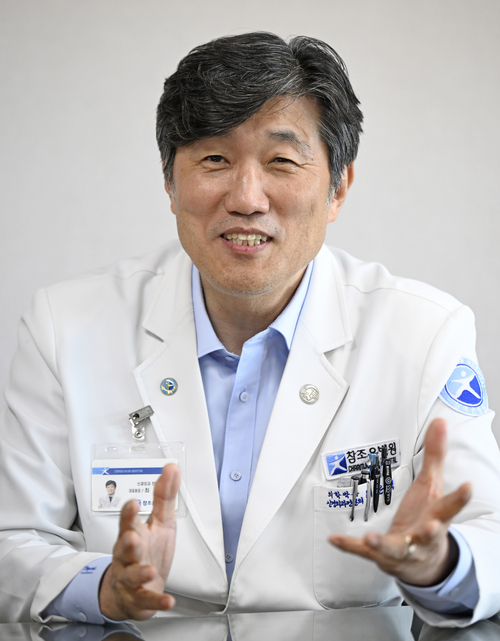 최은석 참조은병원 대표원장이 인터뷰 도중 두 손을 펼쳐 지역 의료의 현실과 병원이 지켜야 할 사회적 책임을 강조하고 있다.이윤호기자 yoonhohi@yeongnam.com