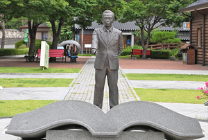 새마을운동 발상지 기념공원에 있는 박정희 대통령 동상.