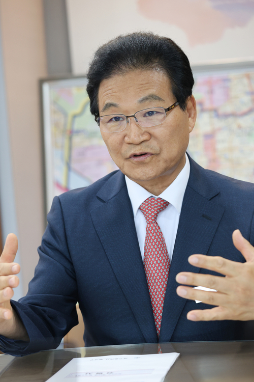 지난 15일 구청장실에서 취재진과 만난 김용판 대구 달서구청장이 향후 구정 방향에 대해 설명하고 있다.<대구 달서구청 제공>