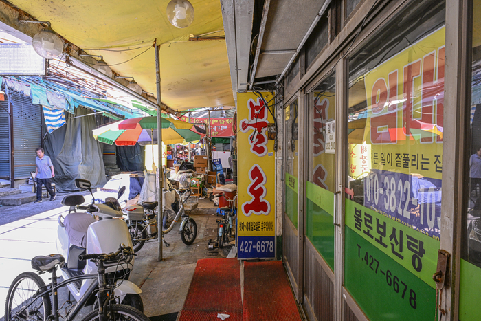 15일 대구 북구 칠성시장 보신탕골목의 한 보신탕 음식점에 임대 안내문이 붙어 있는 가운데 골목이 한산한 모습을 보이고 있다. 내년 2월 7일부터 개식용종식특별법 시행에 따라 개의 사육·도살·유통·판매와 이를 이용한 식품의 판매가 전면 금지되면서 일부 업소들은 전·폐업을 준비하고 있으나, 보상 문제 등을 이유로 영업 지속 여부를 두고 고심하고 있다.
이현덕기자 lhd@yeongnam.com