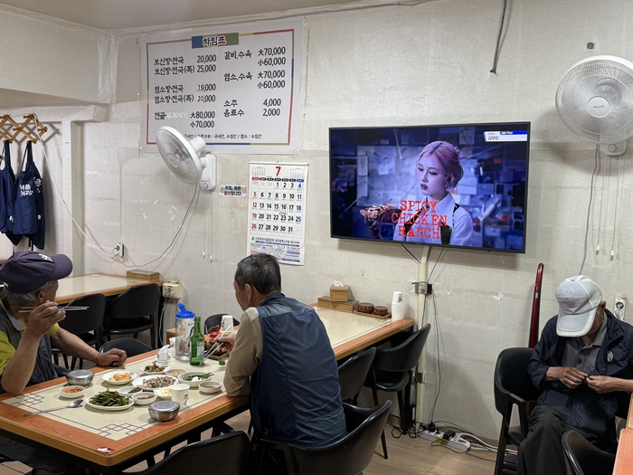 초복인 15일 낮 12시쯤 대구 북구 칠성시장 보신탕 골목의 한 식당에서 손님들이 식사하고 있다. 구경모기자