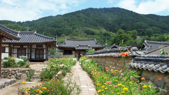정면은 율간정, 왼쪽은 모계정사, 오른쪽 담 너머는 효산생가다. 모두 이오선생 후손들의 유적으로 길 따라 차례로 지나게 된다.