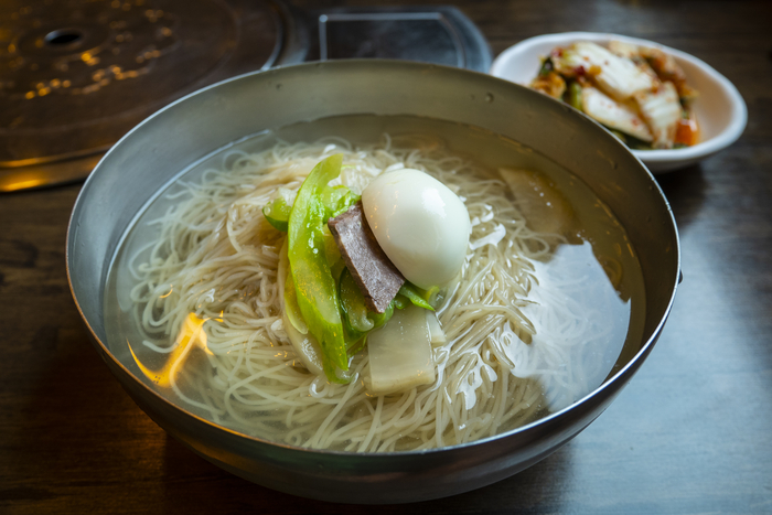 한때 마니아들의 음식으로 여겨졌던 평양냉면이 입소문을 타고 대중적인 음식으로 자리잡고 있다. <게티이미지뱅크>