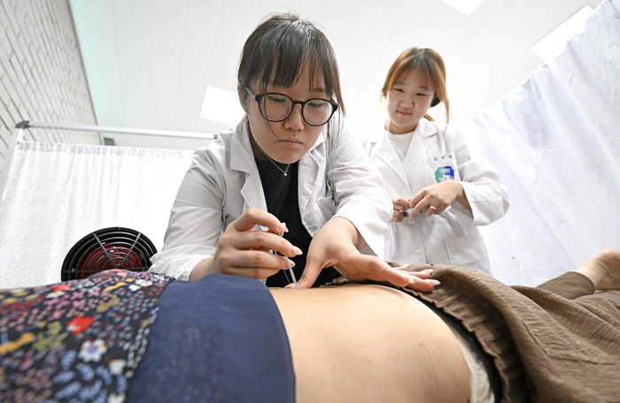 16일 오후 경북 고령군 쌍림면사무소에서 열린 2026 본초연구회 하계 의료봉사활동에서 대구한의대학교 한의학과 학생들이 허리가 불편한 어르신에게 침 시술을 하고 있다. 대구한의대학교 한약재 연구동아리인 본초연구회는 매년 의료취약지역에서 의료봉사를 펼치고 있으며, 올해는 경북 고령·경산과 울산에서 지도교수와 지도한의사의 지도 아래 침·뜸·부항 시술과 한약 처방을 실시했다.
이윤호기자 yoonhohi@yeongnam.com
