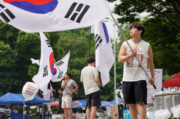 6.3지방선거 투표용지 부족 사태에 항의하는 시위가 장기화되는 가운데 16일 오전 서울 송파구 올림픽공원 핸드볼경기장 앞에서 시위 참가자들이 태극기를 흔들고 있다. 정세영 수습기자 sy302@yeongnam.com