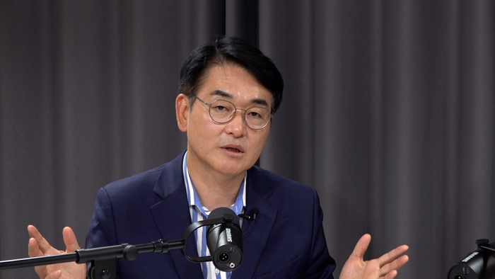 박용진(왼) 대통령 직속 규제합리화위원회 부위원장이 지난 15일 영남일보 스튜디오에서 진행된 유튜브 영남일보TV 박재일의 직설사설 녹화에서 여러 가지 현안에 대한 자신의 생각을 밝히고 있다. 이수현기자 lkc9980@yeongnam.com