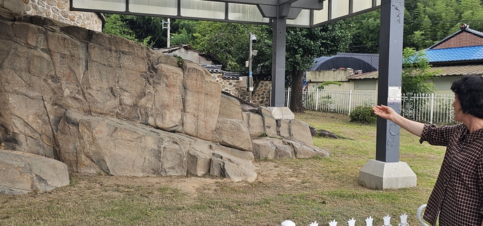 문화관광해설사 김숙화 씨가 고령 장기리 암각화 앞에서 청동기시대 검파형 문양과 동심원 문양의 의미를 설명하고 있다. 김 씨는 장기리 암각화의 국보 승격을 위해서는 보호시설 개선과 주변 환경 정비, 추가 발굴조사가 함께 이뤄져야 한다고 강조했다. <석현철 기자>