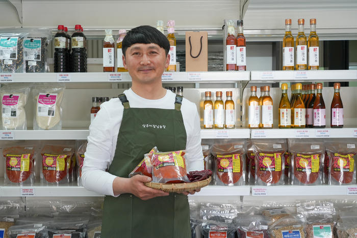 이진규 대표는 상주이장님농장을 운영하는 귀촌 농업인이다. 작물 재배를 시작으로 가공품까지 영역을 넓힌 이 대표는 온라인판매창구로 단골을 확보해나가고 있다.  <이진규 상주이장님농장 대표 제공>