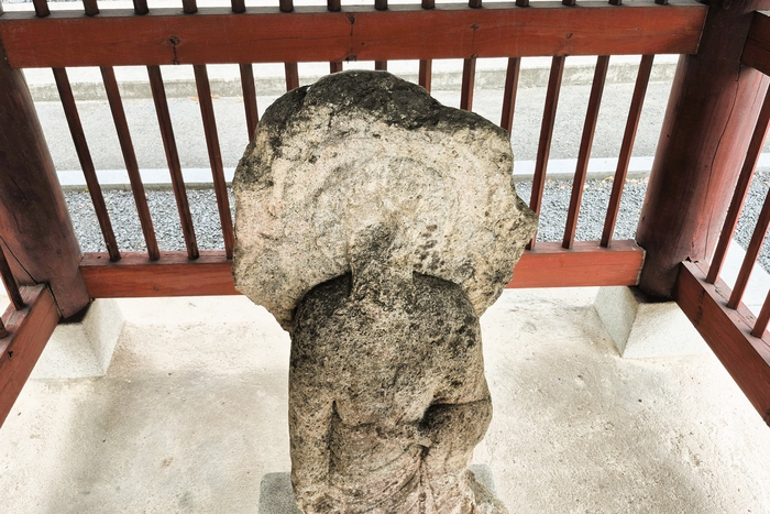 가까이에서 바라본 노서동 석불입상. 얼굴과 광배 일부가 크게 훼손됐지만 넓은 어깨와 길게 표현된 상체, 아래로 이어지는 옷 주름에서는 통일신라 석불의 흔적을 엿볼 수 있다. <장성재 기자>
