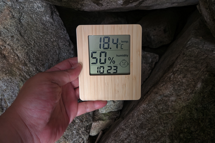 청송군 얼음골 약수터 내부 바위틈에 온도계를 두자 10분 만에 18.4℃를 기록했다. <정운홍 기자>