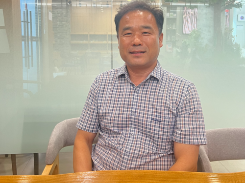 엄태봉 경북도 이·통장 협의회장이 본지와 인터뷰 모습. 원형래기자