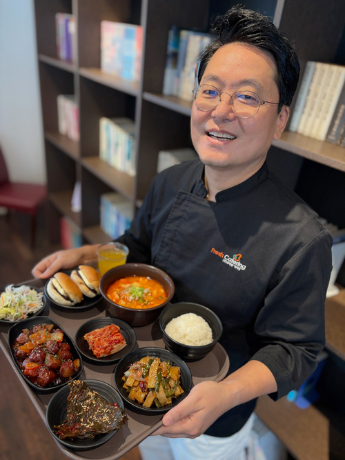 백종필 <주>후레쉬케터링 대표가 자사 사옥에서 급식 판을 들고 환하게 웃고 있다. 이승엽기자