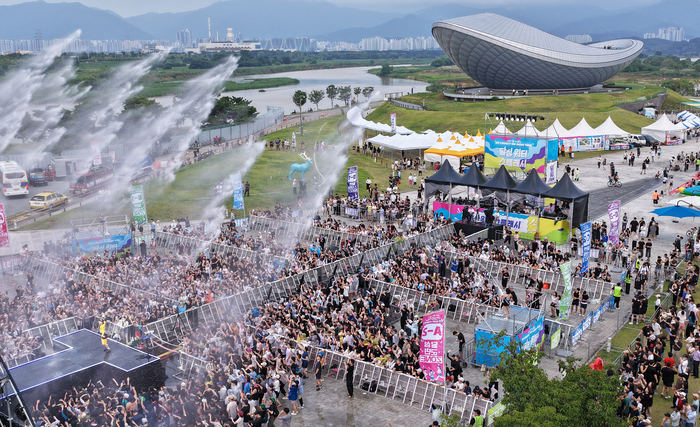 18일 오후 대구 달성군 강정보 디아크 광장에서 열린 청년 축제 달성워터스플래시에서 시민들이 래퍼 넉살의 공연을 즐기며 물줄기를 맞고 있다.이윤호기자 yoonhohi@yeongnam.com