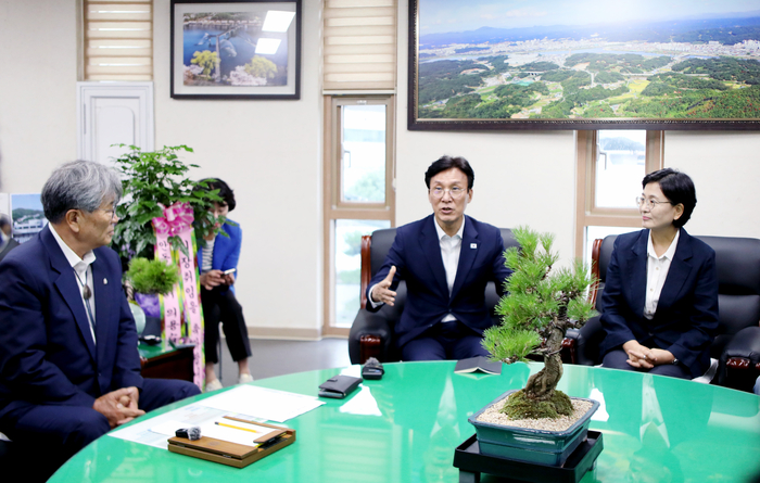 더불어민주당 8·17 전당대회 당권 주자인 김민석 전 국무총리가 19일 안동시의회를 찾아 이재갑 의장과 면담하고 국립의과대학 설립과 군부대 이전, 댐 주변 지역 발전 방안 등 안동의 주요 현안을 청취했다. 피재윤기자