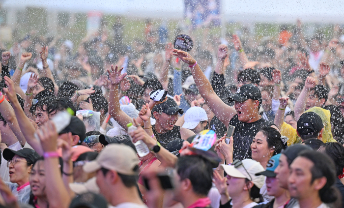 18일 오후 대구 달성군 강정보 디아크 광장에서 열린 청년 축제 달성워터스플래시를 찾은 시민들이 물줄기를 맞으며 더위를 식히고 있다.이윤호기자 yoonhohi@yeongnam.com