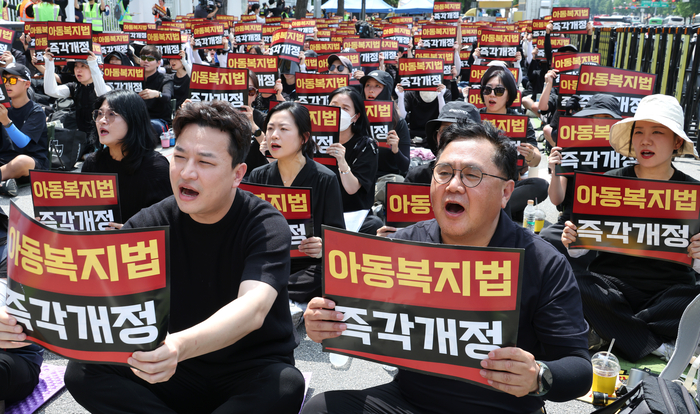 초등교사노조, 전국교직원노동조합(전교조) 소속 교사 등 참석자들이 서이초 교사 사망 3주기를 맞아 지난 17일 서울 종로구 정부서울청사 앞에서 열린 아동복지법 개정 촉구 집회에서 구호를 외치고 있다. <연합뉴스>