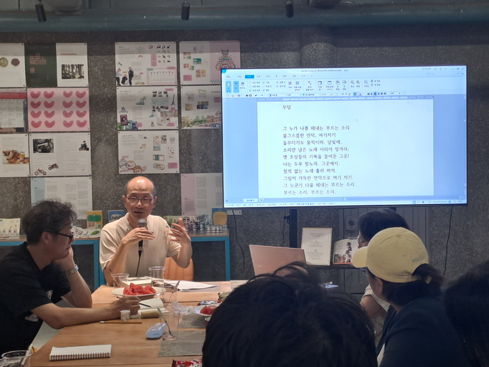 15일 황규관 시인과 한국 근대시 바로 읽기에서 강의를 하는 황규관 시인. <동네책방 모디 제공>
