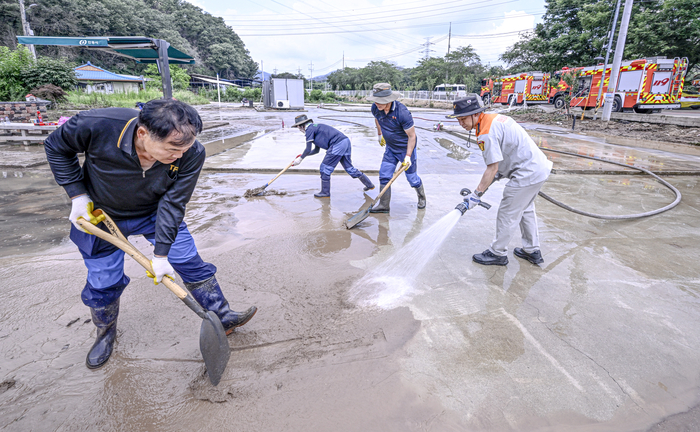 20일 경북 안동시 일직면 수해 현장에서 일직면 의용소방대원과 경상북도 안전기동대 대원들이 침수로 쌓인 토사를 치우고 흙탕물을 씻어내며 복구 작업을 벌이고 있다. 지난 18~19일 기록적인 집중호우로 침수 피해를 입은 안동 지역에서는 관계기관과 자원봉사자들이 토사 제거와 시설 정비 등 복구 작업을 이어가고 있다.
이현덕기자 lhd@yeongnam.com