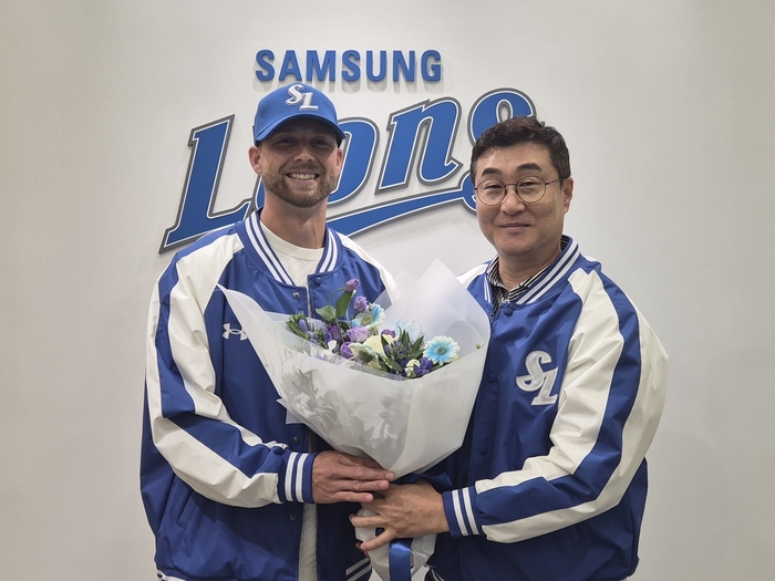 부상 중인 후라도 대체 외국인 선수로 영입된 오스틴 보스(왼쪽)가 이종열 삼성 라이온즈 단장과 기념촬영을 하고 있다.<삼성 라이온즈 제공>