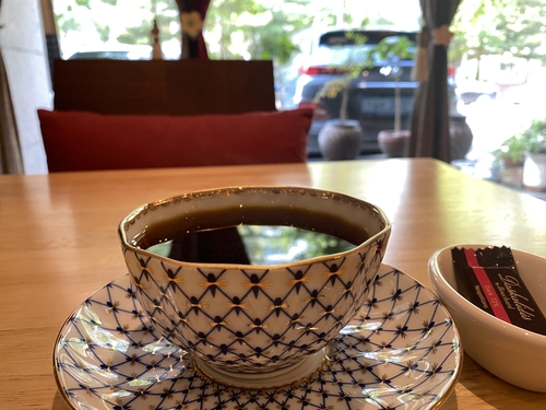 자주 가던 동네 D카페. 손으로 내려주는 커피맛이 좋으며, 사진에는 없지만 와플과 같이 먹으면 한나절 졸지 않고 책을 읽거나 일을 하게 된다. 음악 소리도 크지 않아 딱 책 읽거나 일하기 좋았는데, 지금은 문을 닫았다. 조용하면 인기를 얻지 못하는 세태가 보인다. <본인 제공>