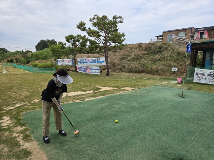 천천히, 정확하게... 박건식 교육위원장의 가르침에 따라 교육생이 신중하게 퍼팅을 시도하고 있다. 김동 시민기자
