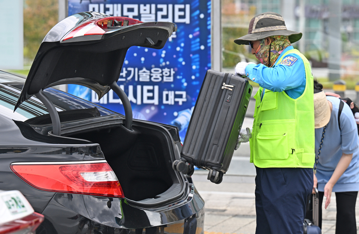21일 오전 대구 동구 동대구역 앞 택시정류장에서 대구친절택시기사회 자원봉사자 홍순국씨가 승객의 짐을 택시 트렁크에 싣는 등 승차를 돕고 있다. 대구친절택시기사회는 동대구역을 찾는 시민과 관광객을 대상으로 승객 안내와 승하차 지원 등 자원봉사 활동을 이어오고 있다.
이윤호기자 yoonhohi@yeongnam.com