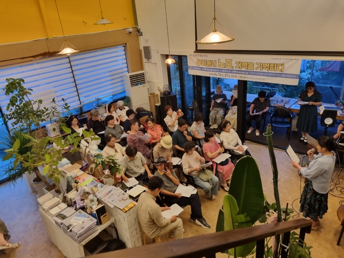 경산문협 문학강좌 나도 작가가 될 수 있다 수료생들이 작품 발표를 하고 있다. 천윤자시민기자