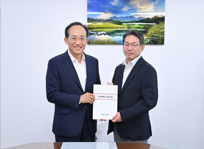 추경호 대구시장(왼쪽)이 20일 정부세종청사에서 조용범 기획예산처 차관을 만나 대구경북통합신공항, 대구~경북 광역철도 등 대구시 주요 국비사업의 정부예산 반영을 요청한 뒤 기념촬영을 하고 있다. <대구시 제공>